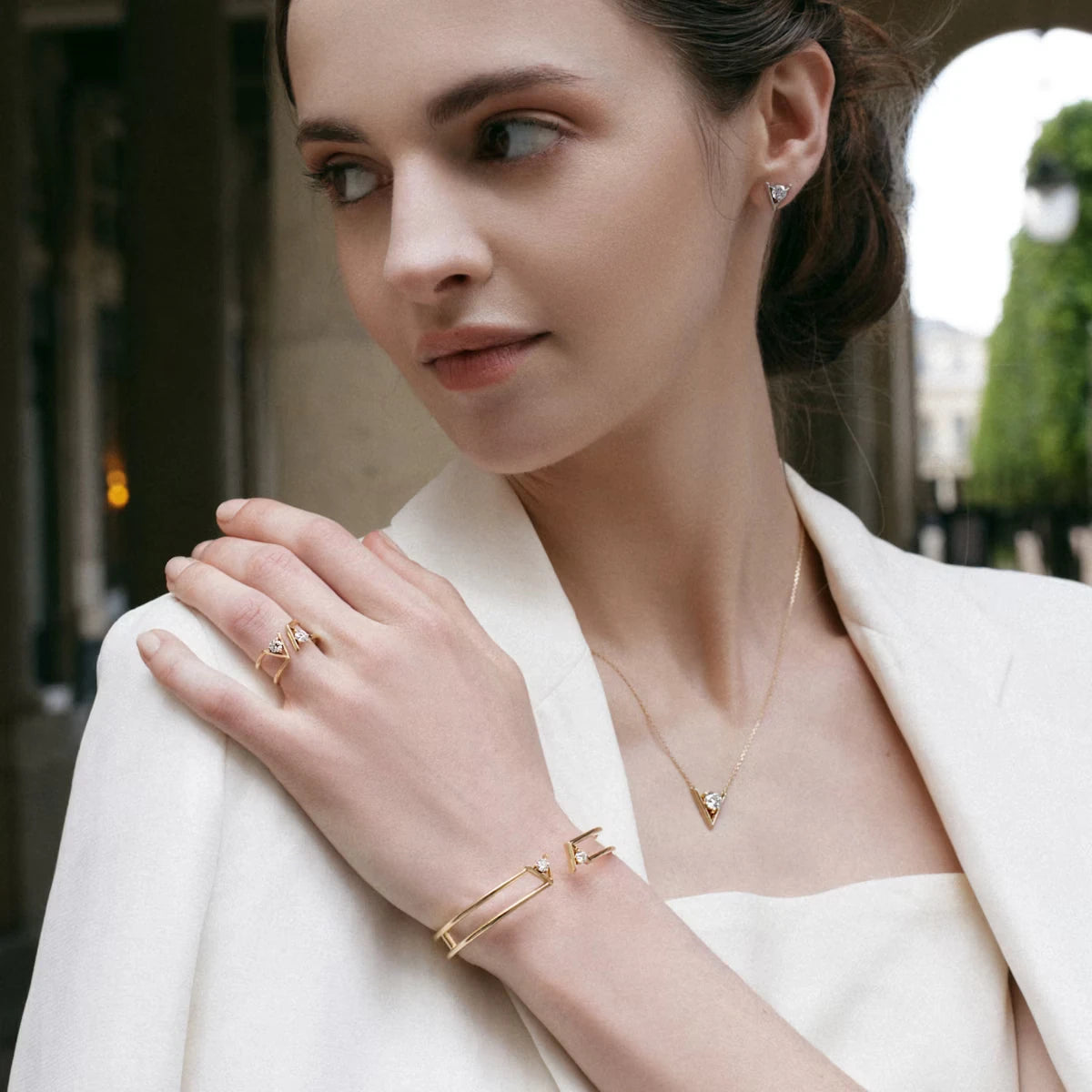Emari V Solitaire Necklace